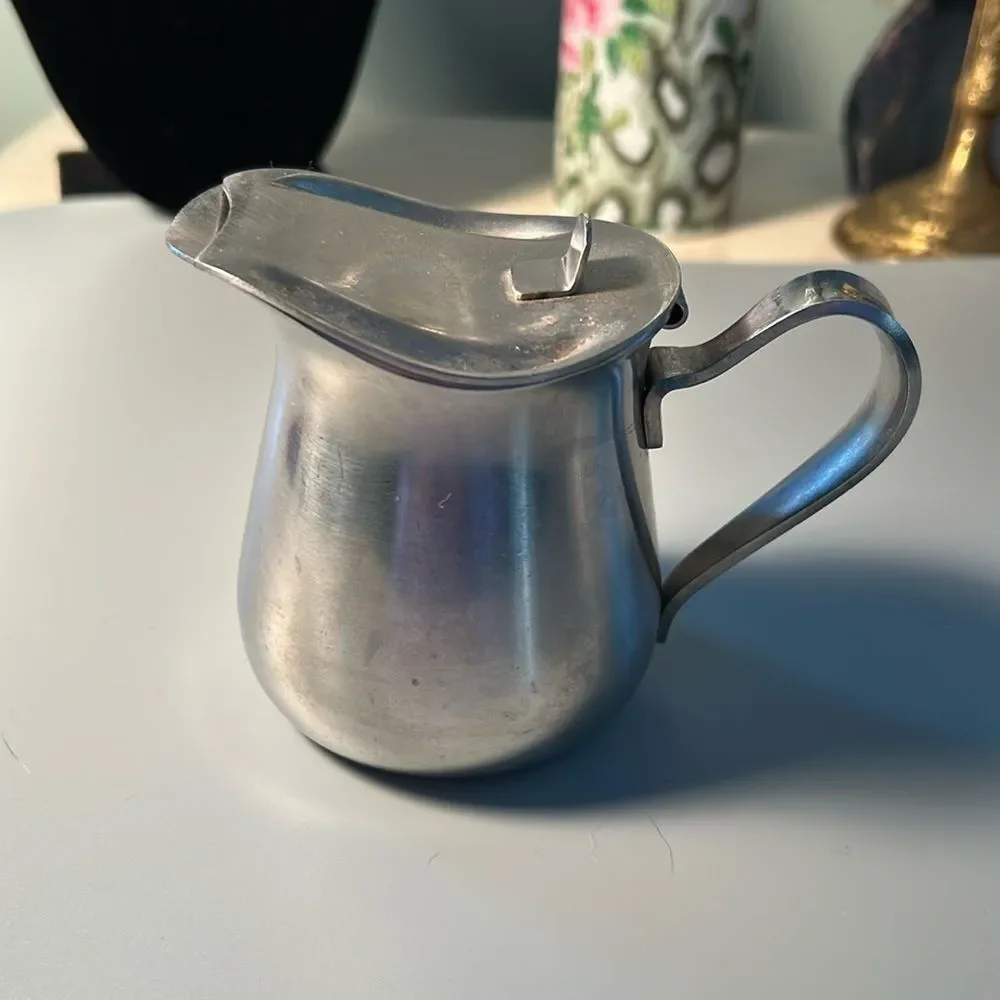 Oneida 18/8 restaurant style creamer with lid